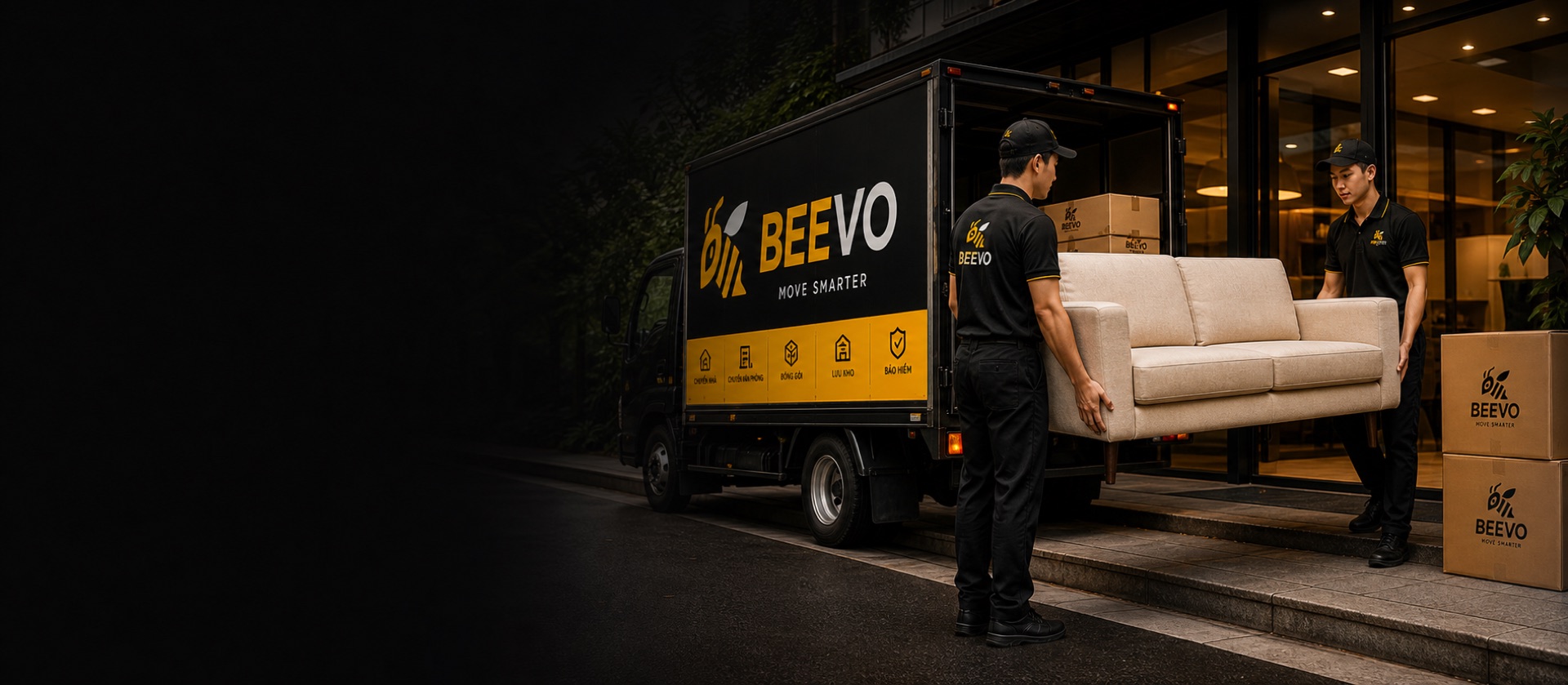 Nhân viên Beevo vận chuyển sofa