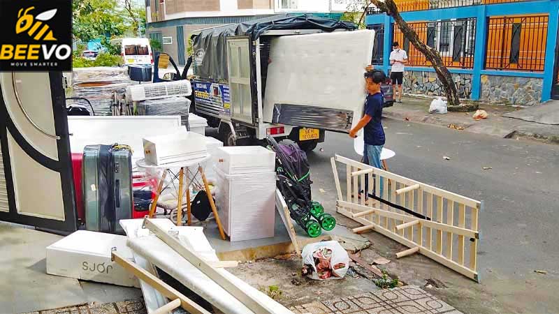 Chi phí nhân công bốc xếp và phụ phí liên quan.