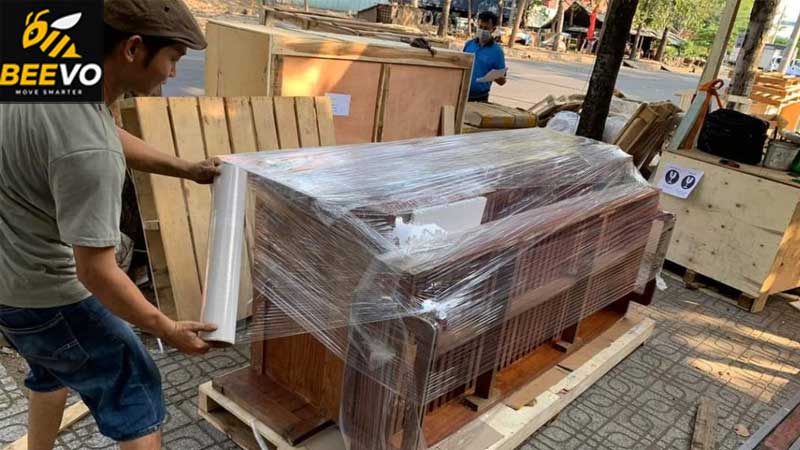 Đóng gói đồ nội thất gỗ và vật dụng cồng kềnh.