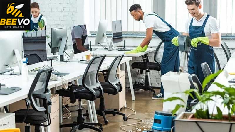 Vệ sinh và sắp xếp không gian làm việc mới.
